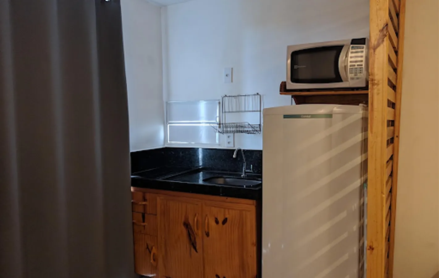 Cozinha completa equipada no flat MS Flats Paripueira com tudo necessário